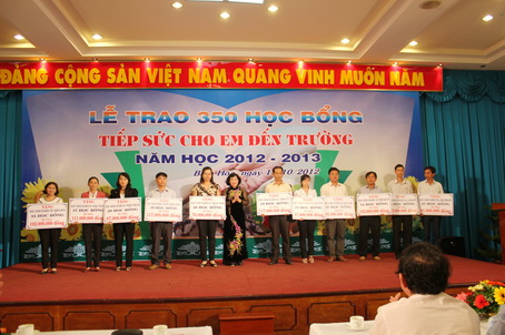 Đ/c Bùi Ngọc Thanh trao học bổng cho học sinh nghèo ở các địa phương trong tỉnh