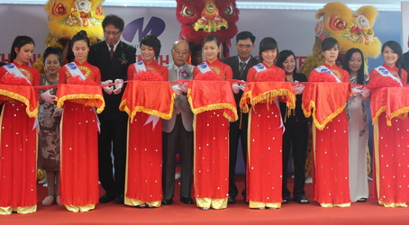 Phó chủ tịch UBND tỉnh Trần Văn Vĩnh tham dự lễ cắt băng khánh thành nhà máy mới.