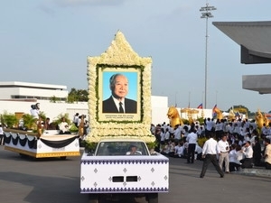 Người dân Campuchia đón thi hài cựu vương Norodom Sihanouk. 