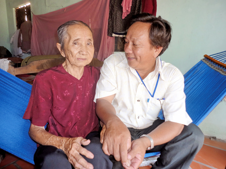 Với những hộ nghèo thuộc diện được trợ cấp thường xuyên như hộ bà Trần Thị Ba (90 tuổi), khả năng vượt nghèo là rất khó.