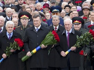 Tổng thống Victor Yanukovic (giữa) cùng các lãnh đạo Ukraine. (Ảnh: Reuters)