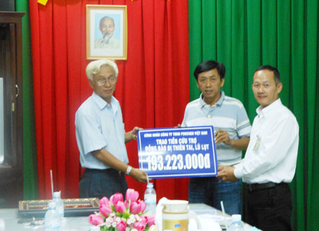 Đại diện Công ty TNHH Pouchen Việt Nam trao tiền cho Hội Chữ thập đỏ 
