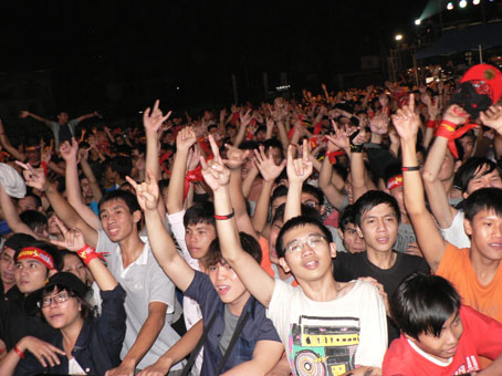 Khán giả “cháy” hết mình trong đêm Rock Storm 2012 tại TP.Biên Hòa.  Ảnh: V. Truyên