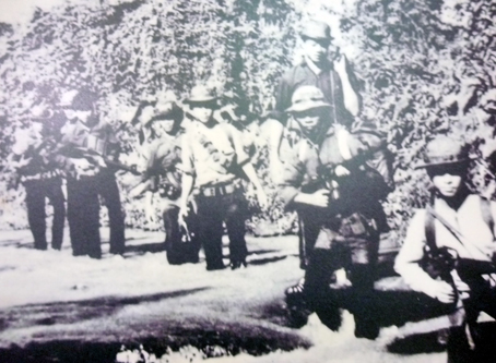 Bộ đội cùng du kích địa phương trên đường vào chiến dịch Mậu Thân 1968.
