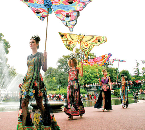 Các người mẫu Pháp với các mẫu thiết kế của Minh Hạnh trong buổi biểu diễn khai mạc Lễ hội quốc tế dệt may đặc biệt tại Bảo tàng Bagion-Clemont Ferrand (Pháp) ngày 13-9-2012.  ( Ảnh do nhà thiết kế  Minh Hạnh cung cấp).