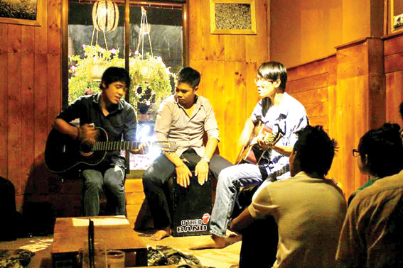 Các bạn trẻ lắng mình qua các giai điệu guitar tại F-Café.