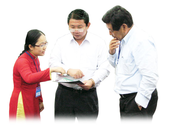     PGS. TS Phạm Văn Sáng (giữa) đang giới thiệu về Trung tâm ứng dụng công nghệ sinh học với đối tác đến từ Nhật Bản.