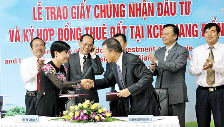 Ký kết hợp đồng thuê đất ở Khu công nghiệp Giang Điền giữa Công ty Sonadezi và một doanh nghiệp Hàn Quốc.