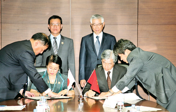 Lãnh đạo tỉnh và Tập đoàn Sojitz (xây dựng cơ sở hạ tầng KCN Long Đức) ký biên bản thỏa thuận nhân chuyến công tác xúc tiến đầu tư tại Nhật Bản (tháng 4-2012).