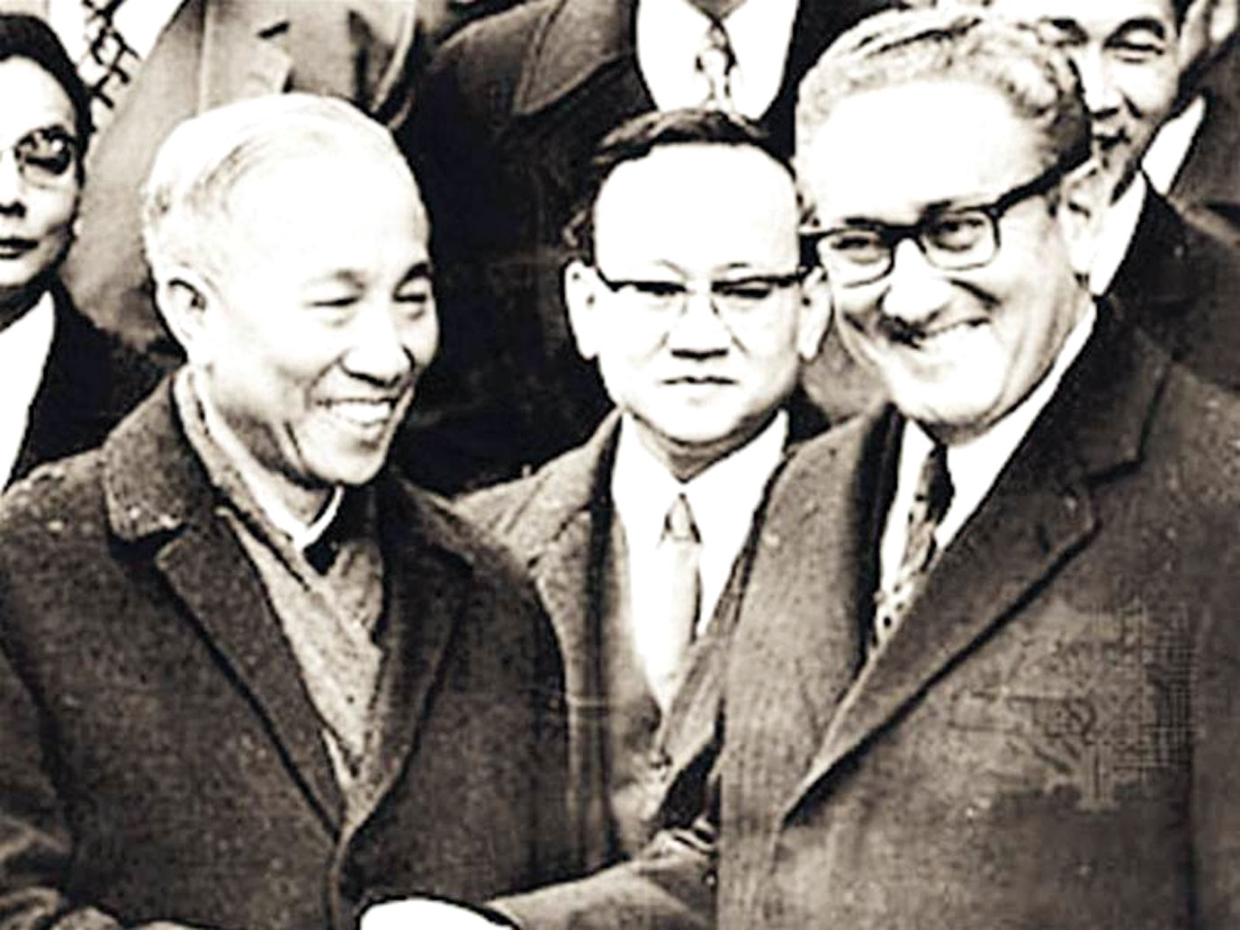 Cố vấn đặc biệt Lê Đức Thọ, đại diện đoàn Việt Nam Dân chủ Cộng hòa và Cố vấn đặc biệt của Tổng thống Hoa Kỳ, Tiến sĩ Henry Kissinger chúc mừng nhau sau lễ ký tắt.