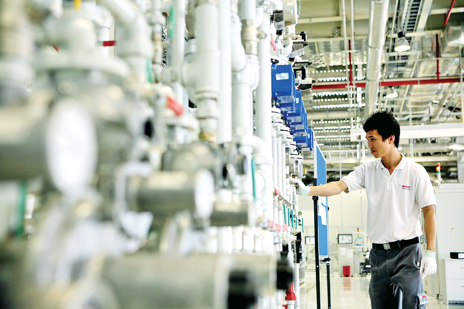 Tập trung phát triển các ngành sản xuất có lợi thế cạnh tranh, có giá trị gia tăng cao. Trong ảnh: Sản xuất dây truyền lực biến đổi liên tục dùng trong hộp số tự động dành cho ô tô ở Công ty TNHH Robert Bosch Việt Nam tại KCN Long Thành.