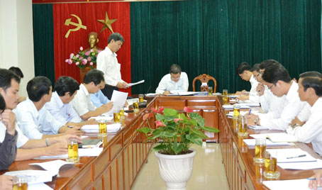Chủ tịch UBND tỉnh Đinh Quốc Thái nghe báo cáo về công tác tái định cư cho các hộ dân của dự án mở rộng cảng Đồng Nai. Ảnh: K.Giới