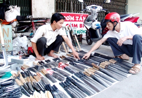 Sản phẩm làng nghề truyền thống do anh Lại Văn Hải bán được khách quan tâm. Ảnh: B. Nguyên