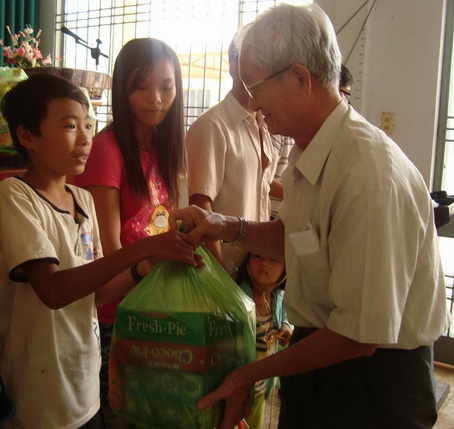 Thành viên Quỹ Bảo trợ trẻ em trao quà 1-6 cho thiếu nhi 