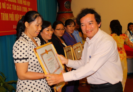 Phó chủ tịch Nguyễn Thành Trí trao bằng khen của UBND tỉnh cho các cá nhân, tập thể có thành tích