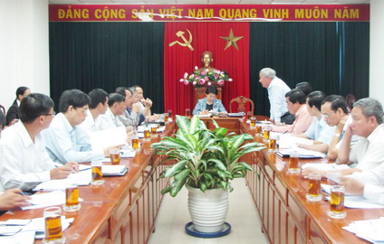 Giám đốc Sở Tài nguyên và môi trường Lê Viết Hưng phát biểu ý kiến tại cuộc họp