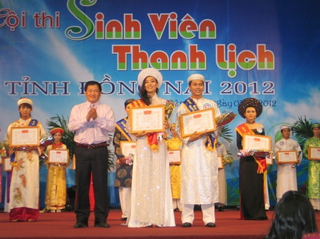 Các thí sinh đoạt giải trong đêm chung kết Hội thi “Sinh viên thanh lịch” tỉnh Đồng Nai lần II- 2012 (M.H)