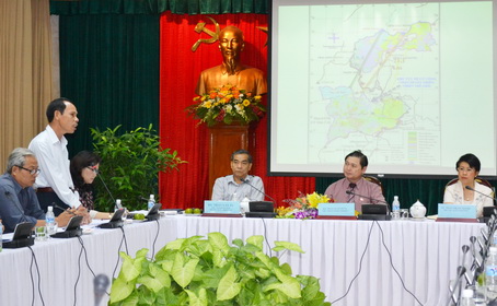 Phó trưởng đoàn ĐBQH tỉnh Trương Văn Vở đang trình bày với Đoàn về tác hại của thủy điện Đồng Nai 6&6A