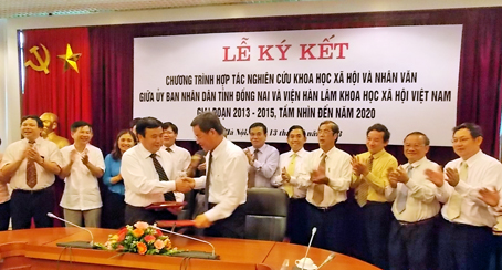 Lãnh đạo tỉnh Đồng Nai và Viện Hàn lâm khoa học xã hội Việt Nam tại lễ ký kết.   Ảnh: D.Thảo