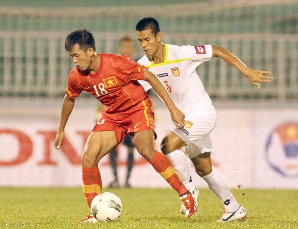 U23 Việt Nam (trái) không tốn nhiều sức để thắng U23 Myanmar.