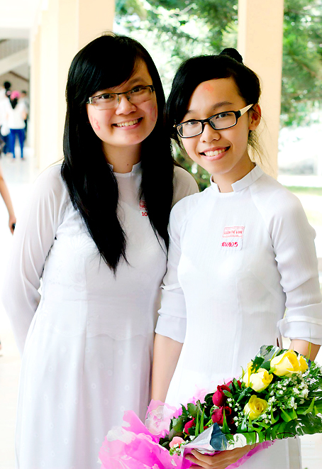 Thủ khoa Chu Thị Ngọc Hương (phải) và Đinh Ngọc Tú Quỳnh (một trong 2 học sinh đạt 9,5 điểm môn Ngữ Văn trong kỳ thi này).