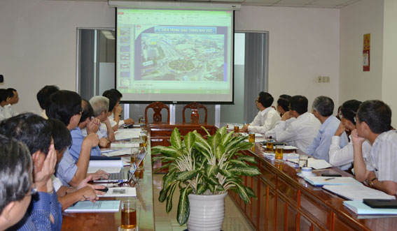 UBND tỉnh cùng Sở Giao thông vận tải, UBND TP.Biên hoà nghe đơn vị tư vấn trình bày phương án xây dựng cầu vượt trên quốc lộ 1 tại ngã tư Vũng Tàu.