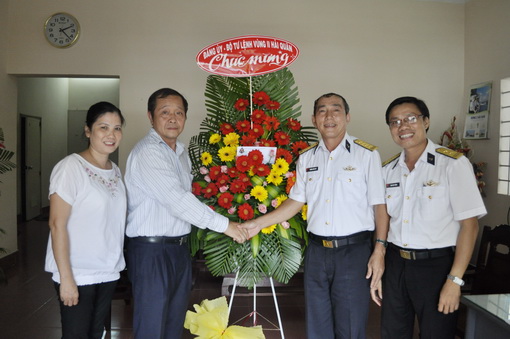 Đại tá Trương Công Thế tặng lẵng hoa chúc mừng Báo Đồng Nai