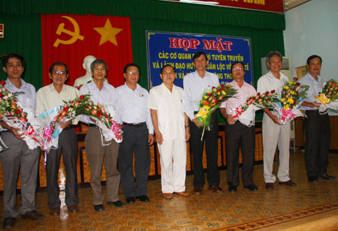 Lãnh đạo huyện Xuân Lộc tặng hoa cho đại diện các cơ quan báo chí