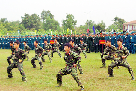 Lực lượng vũ trang tỉnh ra quân huấn luyện năm 2013. Ảnh: Đ.Việt