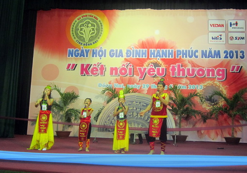 Tiết mục biểu diễn văn nghệ của gia đình anh Tô Văn Hiệp (huyện Trảng Bom)
