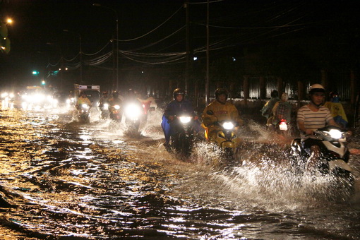 Nhiều tuyến đường trên địa bàn TP.Biên Hòa bị ngập, các phương tiện giao thông đi lại hết sức khó khăn