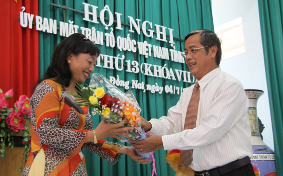 Đồng chí Vy Văn Vũ tặng hoa chúc mừng tân Phó chủ tịch Ủy ban MTTQ Việt Nam tỉnh.