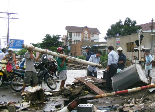 Cột đèn tín hiệu cũng bị húc ngã