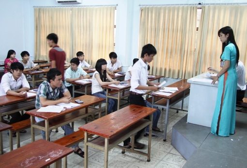 Thí sinh nộp bài thi buổi chiều 9-7