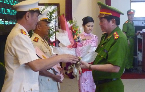 Đại tá Võ Văn Sáng, giám đốc Sở Cảnh sát PCCC trao quyết định và tặng hoa chúc mừng lãnh đạo 2 phòng Tham mưu và Chính trị.