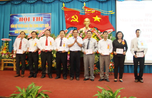Đồng chí Trần Đình Thành trao kỷ niệm chương vì sự nghiệp công tác Tuyên giáo