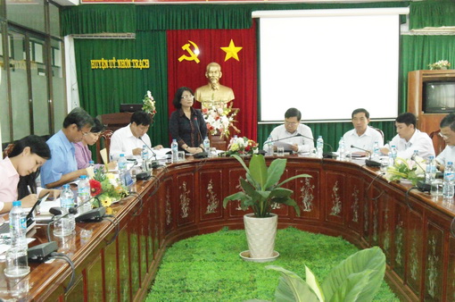 Đồng chí Hoàng Thị Lài, Phó chủ nhiệm UBKT Tỉnh ủy, Trưởng đoàn kiểm tra phát biểu tại buổi làm việc