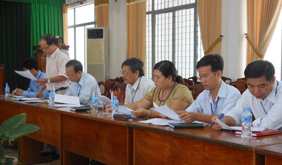 Phó chủ tịch UBND huyện Tân Phú Nguyễn Văn Nghị báo cáo tiến độ thực hiện các công trình kiên cố hóa trường lớp giai đoạn 2008-2012