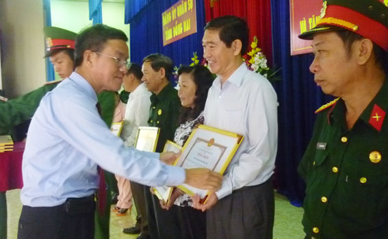 Đồng chí Đinh Quốc Thái trao thưởng cho các tập thể đạt thành tích.