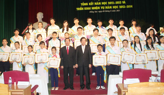 Phó chủ tịch UBND tỉnh Nguyễn Thành Trí, GĐ Sở GD-ĐT Lê Minh Hoàng chụp hình lưu niệm với các học sinh giỏi quốc gia, thủ khoa các trường đại học