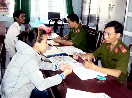 Người dân đến làm việc tại Tổ chứng minh nhân dân Công an huyện Tân Phú.