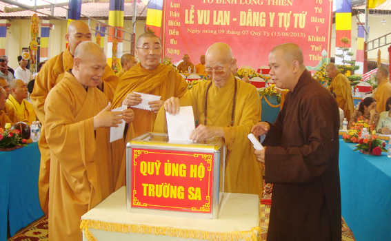 Chức sắc Phật giáo trong tỉnh quyên góp ủng hộ bộ đội Trường Sa.