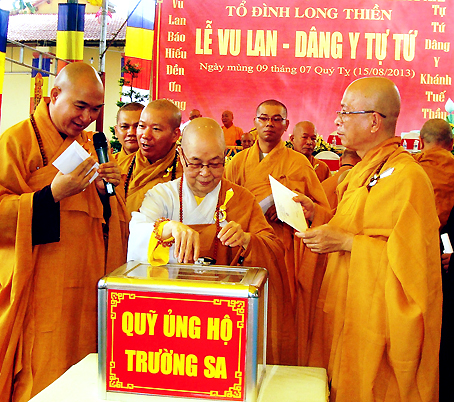 Các chức sắc Phật giáo trong tỉnh tham gia quyên góp ủng hộ Trường Sa.