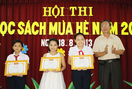 Nhà văn Nguyễn Thái Hải trao giải nhất, nhì, ba cho khối Tiểu học