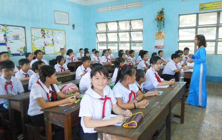 Học sinh Trường tiểu học Nguyễn Du (TP.Biên Hòa) trong ngày tựu trường 19-8-2013.