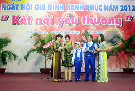 Một gia đình văn hóa tham gia Ngày hội gia đình hạnh phúc của tỉnh năm 2013.