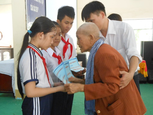 Bà Lê Thị Trừ, phu nhân đồng chí Nguyễn Văn Ký trao học bổng cho sinh viên, học sinh