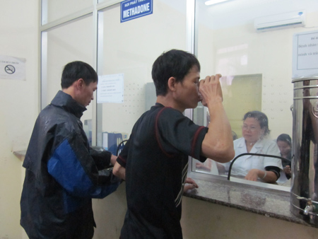 Điều trị bằng Methadone tại một điểm ở TP.Hồ Chí Minh. Ảnh: CTV