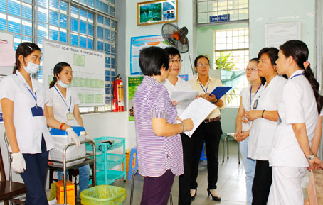 Đoàn kiểm tra quy trình tiêm chủng tại Trạm Y tế phường Trảng Dài 