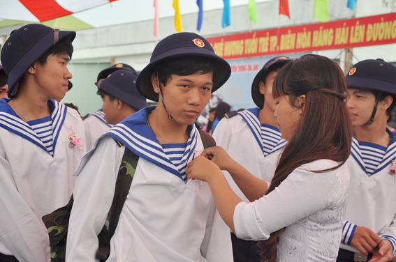  Thành đoàn Biên Hòa cài hoa lên áo tân binh hải quân